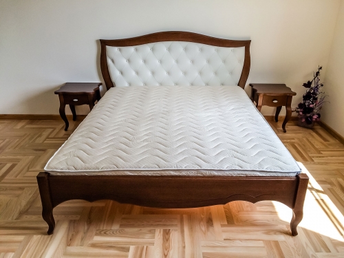 Klasikinio stiliaus miegamojo baldai, medinė lova, spintelė prie lovos