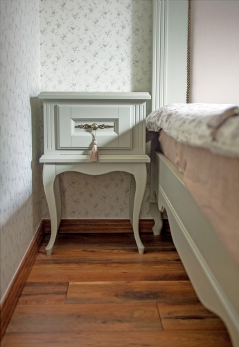 Klasikinio stiliaus mediniai miegamojo baldai, spintelė prie lovos