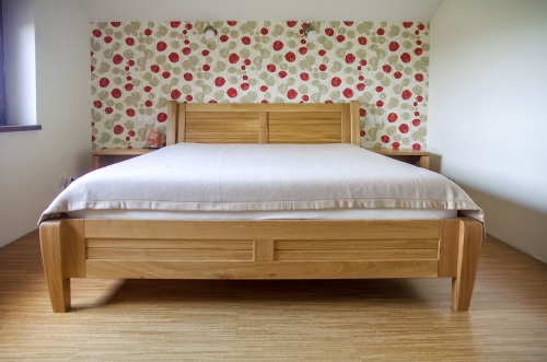 Mediniai miegamojo baldai, medžio masyvo lova
