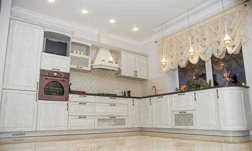 Klasikiniai virtuvės baldai, klasikinio stiliaus virtuvės baldai, balta virtuvė