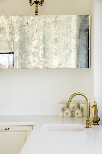 Klasikinio stiliaus virtuvės baldai, balta virtuvė, sendintas veidrodis, sendinto veidrodžio durelės