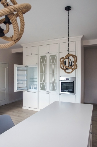 Modernios klasikos virtuvės baldai, balti virtuviniai baldai, balta virtuvė